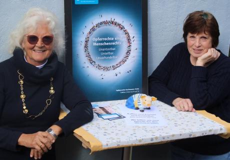 Jutta Gehm und Gerda Gockel am Stand des WEISSEN RINGS